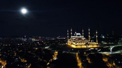 Türkiye'de büyüleyen dolunay görüntüsü: Milyonlar balkonlara çıktı!
