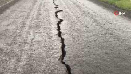 Bingöl depremi yolu ikiye böldü!