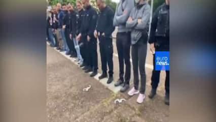 Fransız polisler, İçişleri Bakanı Castaner'i kelepçe bırakarak protesto etti