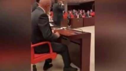 Mahmut Tanal elleri acımasın diye Meclis sırasına hasar verdi