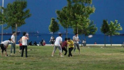 Zeytinburnu'nda virüsü unutup piknik yaptılar, oyun oynadılar 