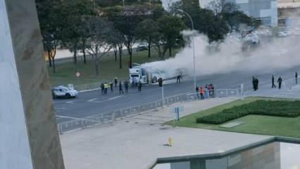 Brezilya'da Başkanlık sarayı önünde bir otobüs kundaklandı