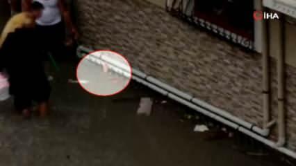 İstanbul'daki sel felaketinden dehşete düşüren görüntü! Hayata uzanan o el...