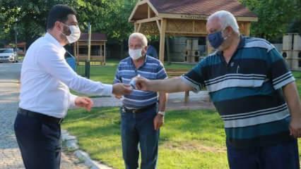 Kağıthane'de vatandaşa 2 milyona yakın ücretsiz maske ve kolonya dağıtıldı