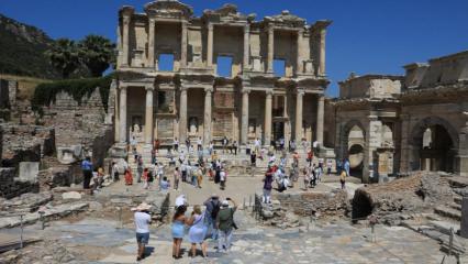 Sanatçılar ve Rehberler Efes Antik Kenti için şarkı söyledi