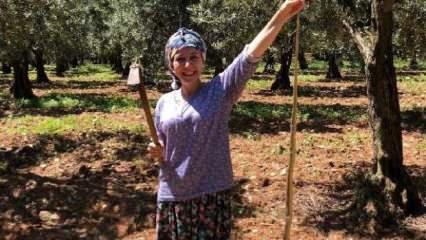 Kadın çiftçi 2 metrelik yılanla poz verdi!