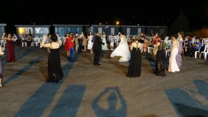 Bursa'da düğünde polisten halay ikazı