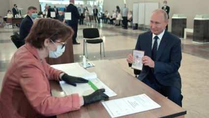 Referandum için sandık başına giden Putin'den dikkat çeken poz