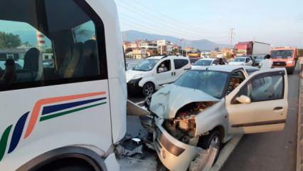 Otomobil yolcu minibüsüne çarptı: 7 yaralı
