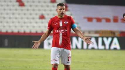 Podolski: "Antalyaspor'a faydam olduğu için çok mutluyum