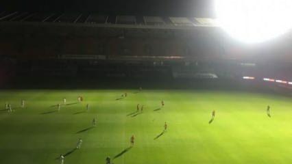 Başakşehir - Kayserispor maçında elektrikler kesildi