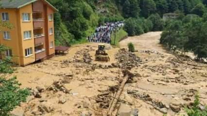 Rize’de sağanak sonrası sel; yol ulaşıma kapandı