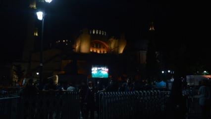 Ayasofya Camii'nde ziyaretçi yoğunluğu gece de devam ediyor