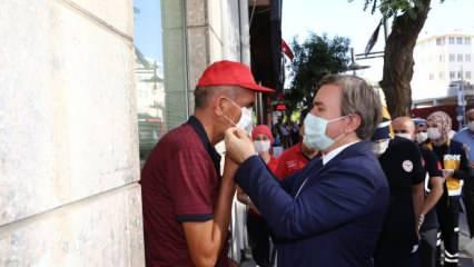 Vali Aydoğdu vatandaşlara tek tek maske taktı