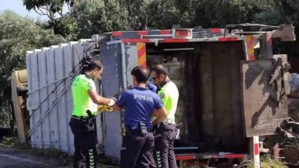 Lastiği patlayan çöp kamyonu devrildi: 3 yaralı