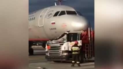 Rusya'da yakıt tankeri park halindeki uçağa çarptı