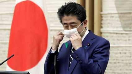 Japonya'da Başbakan Abe hükümetin dağıttığı maskeyi kullanmayı bıraktı