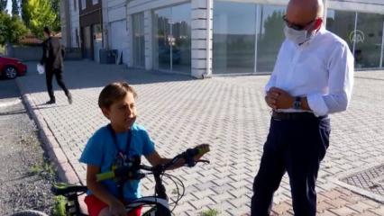 Bisiklet sürmek için asfalt yol isteyen çocuğun talebi yerine getirildi