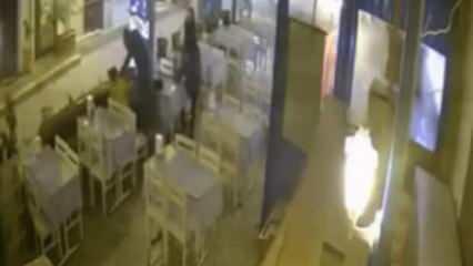 Restoranda oturan genç kadına uçan tekme atarak saldırdı!