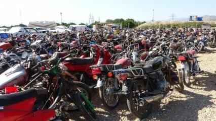 Yüzlerce motosiklet ve araba otoparkta çürüyor!