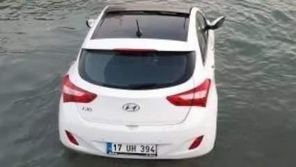 Çanakkale'de ilginç olay... Otomobil denize uçtu!