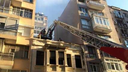 İzmir'de tarihi evin çatısında yangın