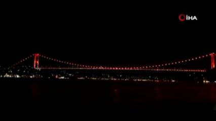 İstanbul'da anlamlı etkinlik! Köprüler kırmızıya büründü