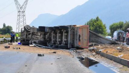 Kum yüklü TIR devrildi, sürücüsü hayatını kaybetti