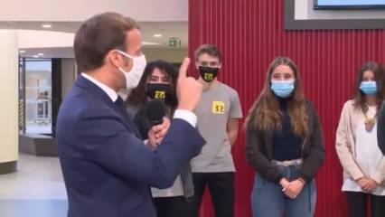 Macron'un maske ile yaptığı hareket büyük tepki çekti