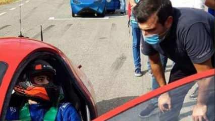 Sel&ccedil;uk Bayraktar, &ouml;ğrencilerin &uuml;rettiği elektrikli otomobili inceledi 