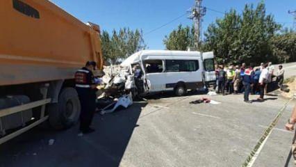 Yolcu minibüsü, önündeki hafriyat kamyonuna çarptı: 1 ölü, 19 yaralı