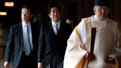 Görevinden istifa eden Abe'den tartışmalı tapınağa sürpriz ziyaret