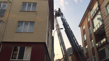 Apartman çatısında çıkan yangın paniğe neden oldu