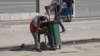 Sosyal medya çöp arabasını özenle temizleyen temizlik işçisini konuşuyor