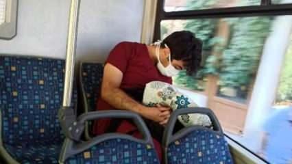 Çalışmaktan yorgun düşen sağlık çalışanı otobüste uyurken görüntülendi