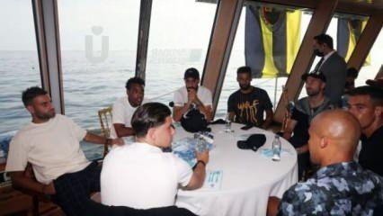 Fenerbahçe Takımı, tekne turunda bir araya geldi