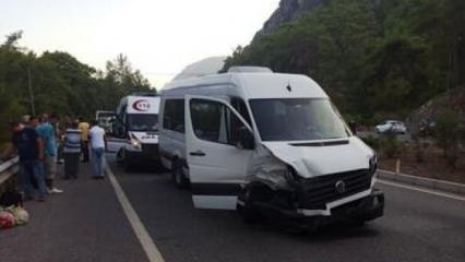 Silivri'de servis minibüsüyle otomobil kafa kafaya çarpıştı: Yaralılar var