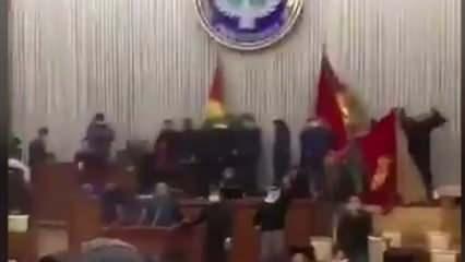Kırgızistan’da protestocular hükümet binasını ele geçirdi