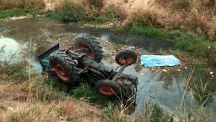 Çaya devrilen traktörün altında kalan sürücü öldü