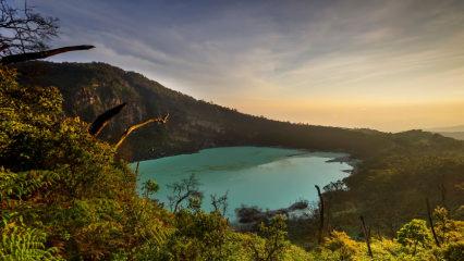 Endonezya’da yanardağ zirvesinde bir doğa hazinesi: Kawah Putih