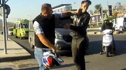 Maganda terör estirdi! Önünü kestiği motosikletliyi tokatladı