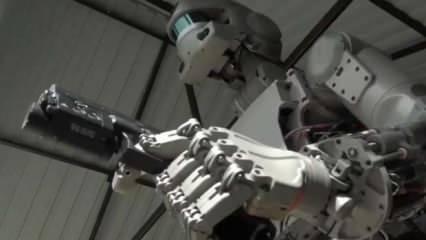 Robot Fedor ağzını bozdu ve kozmonotları suçladı