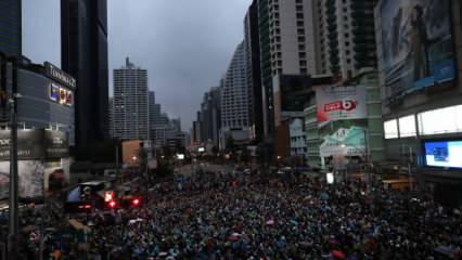 Tayland’da protestocular Bangkok sokaklarını ele geçirdi