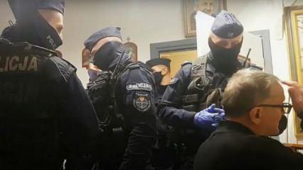Polonya polisi korona önlemlerinin hiçe sayıldığı ayini kesip papazı gözaltına aldı