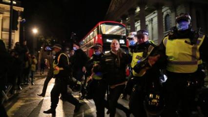 İngiltere'de karantina protestosuna polis müdahale etti