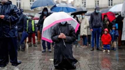 Fransa'da Katolikler Covid-19 yasaklarını ayin yaparak protesto etti