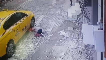 Esenyurt'ta feci kaza; sokakta oynayan 4 yaşındaki çocuk taksinin altında kaldı