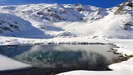 Karcal Dağı'nda göller ve akarsular buz tuttu