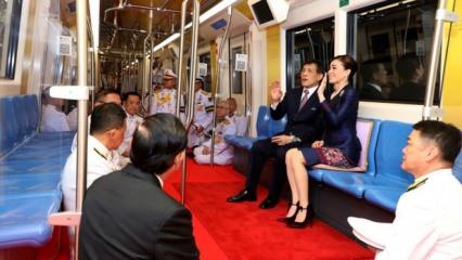 Tayland Kralı Maha Vajiralongkorn metro açılışında kırmızı halı serdirdi