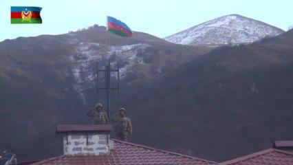 Azerbaycan Ordusu Kelbecer'e bayrak dikti